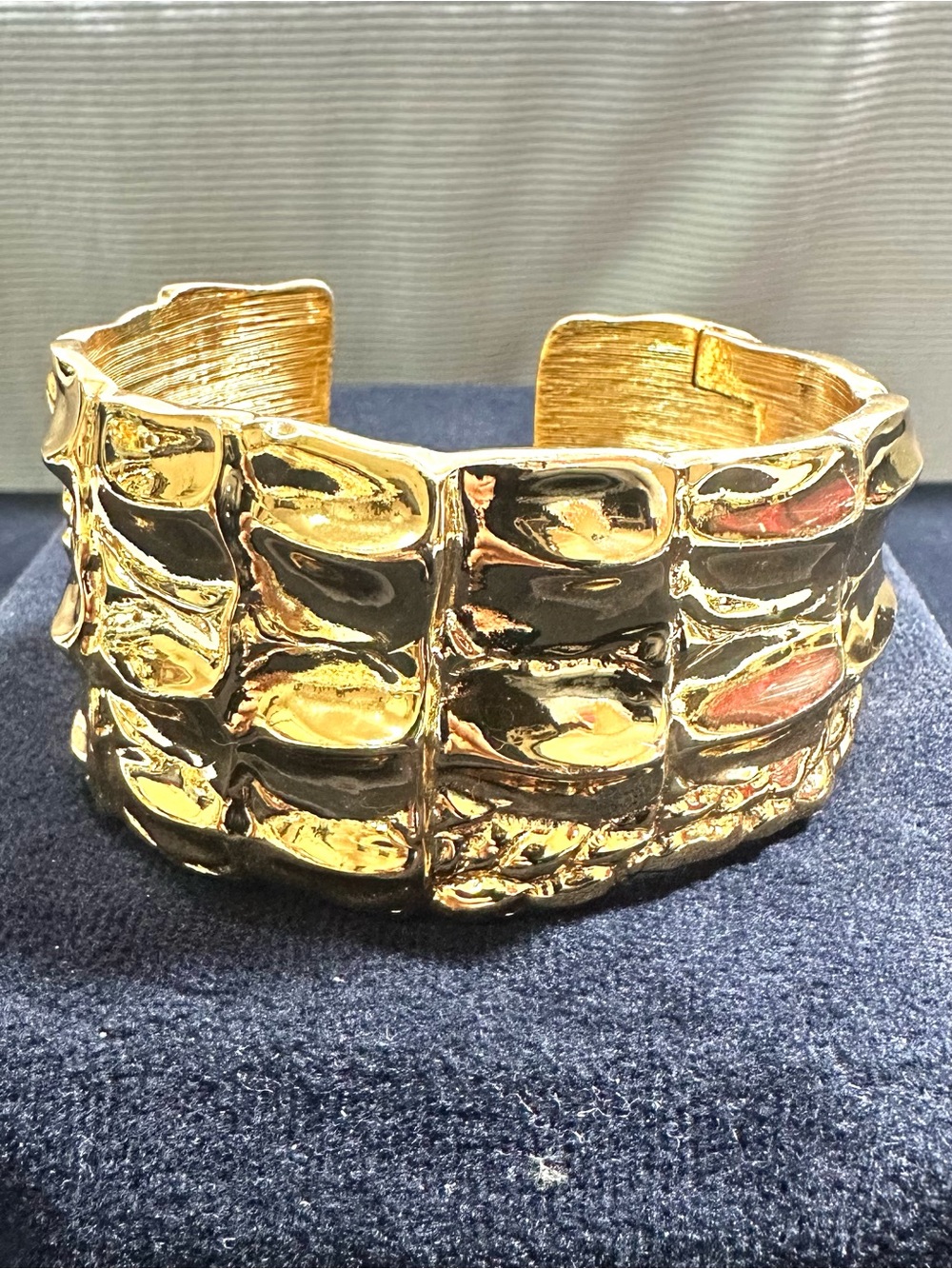 Vtg: Vince CAMUTO Polished Gold Toned Hinged Bracelet/Cuff